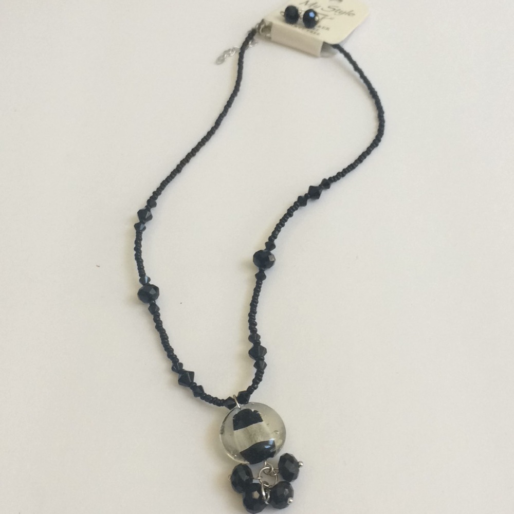 Classy new necklace and earring set
